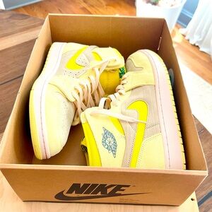 W Air Jordan 1 ZM AIR CMFT 2 - Size 12 US - Citron Tint/Dynamic Yellow